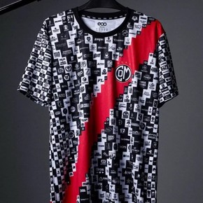 Insólito: al borde de la quiebra, un equipo de Perú sacó una camiseta con "mil sponsors”