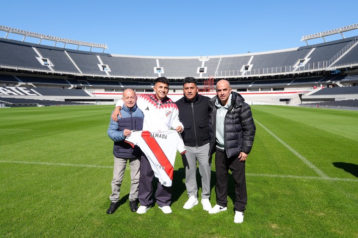 Thiago Almada con su abuelo Nicolás (El Tula), su padre (Diego) y su tío ex River.