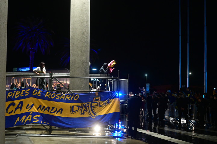 La odisea de Boca para llegar de Chile a Rosario, con una larga espera dentro del avión. foto sebastian granata