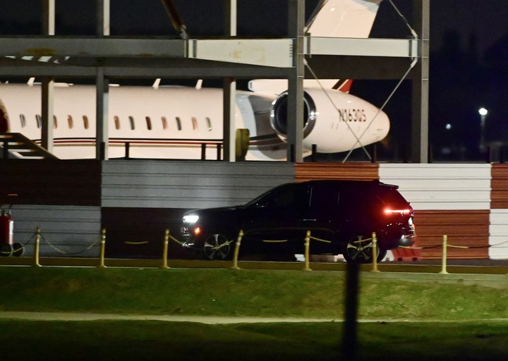 El avión de Messi partió sobre las 22.30 de Rosario con rumbo a Miami (Foto: Sebastián Granata).