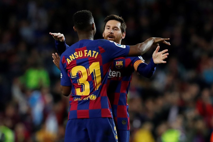 Uno de los tantos abrazos de Ansu Fati con messi en el Barcelona. (AP Photo/Joan Monfort)