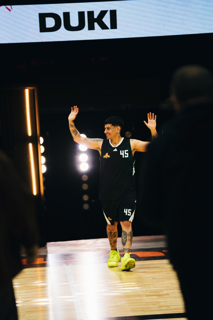 Duki entra a su cancha.