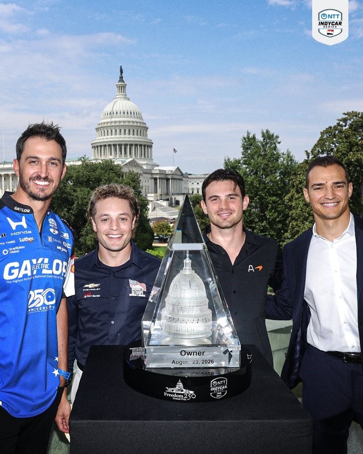 Las figuras de la IndyCar posaron con el trofeo con forma de Casa Blanca. (Prensa IndyCar)