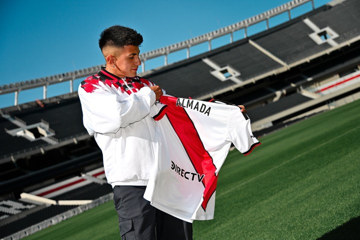 Thiago Almada, presentado en River (Prensa River).