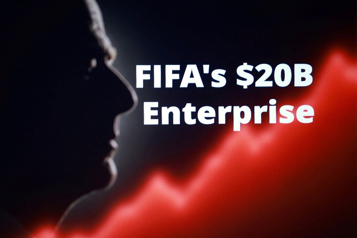 Silueta de Gianni Infantino junto al nombre del proyecto FIFA Enterprise