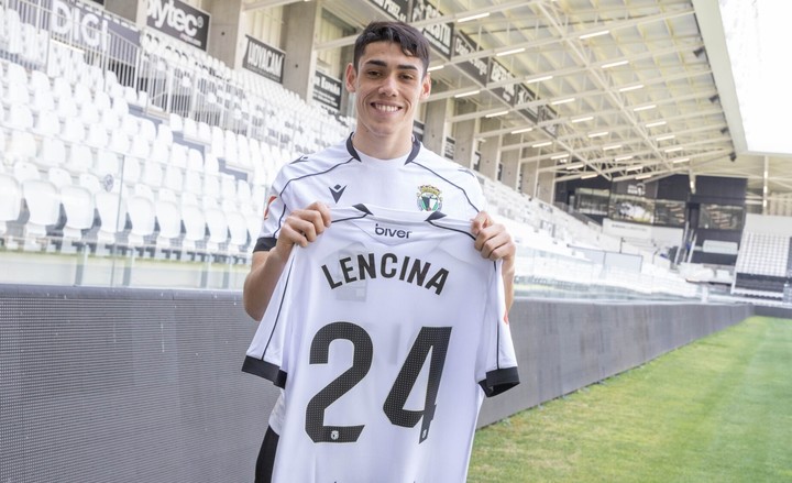 Santiago Lencina en su llegada a España. Prensa Burgos.