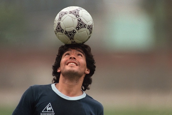 Maradona y la pelota azteca en el Mundial de México 1986.