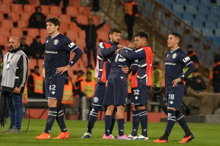 Los jugadores de Independiente Rivadavia consuelan a Atencio tras fallar el penal (EFE). 