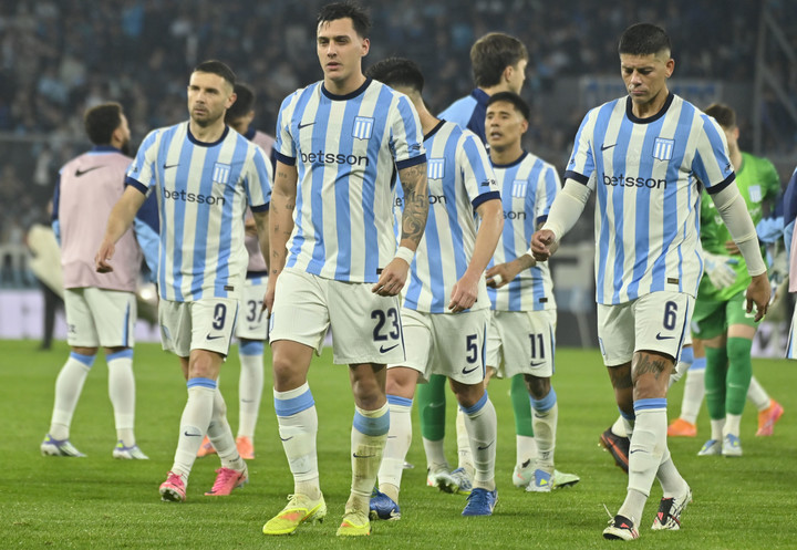 Los hinchas de Racing explotaron contra la dirigencia. Foto: FOTOBAIRES 