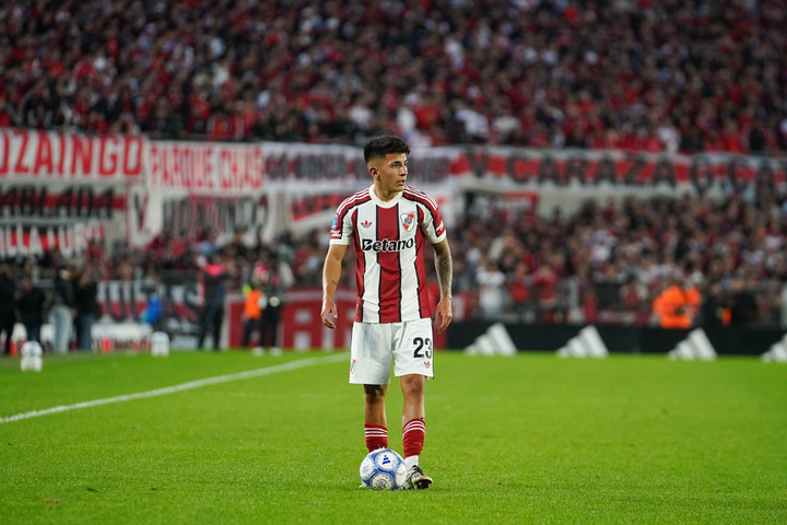 Almada ante Argentinos. Foto: Maxi Failla.