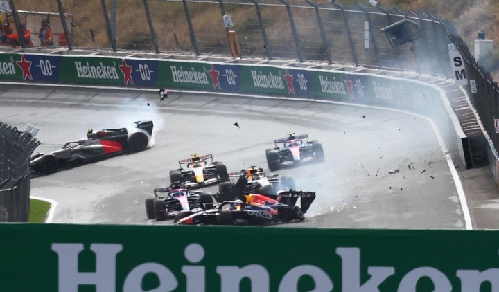 El accidente de Verstappen y, detrás, el trompo de Bortoleto (Reuters).