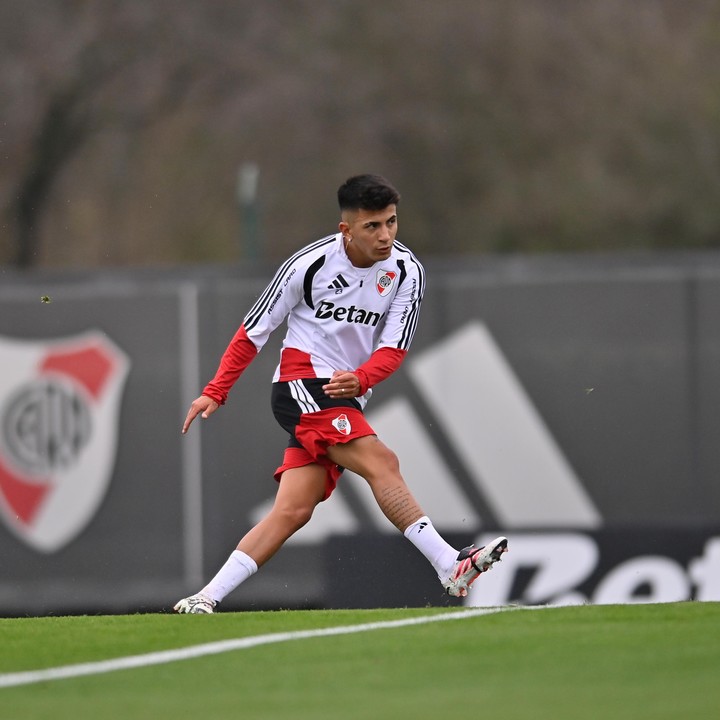 Thiago Almada en el Camp. Foto: prensa River.