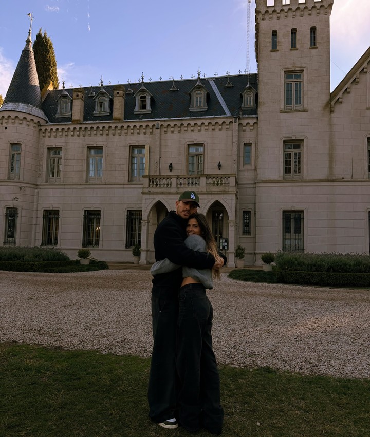 Paredes y Camila Galente, en una estancia.