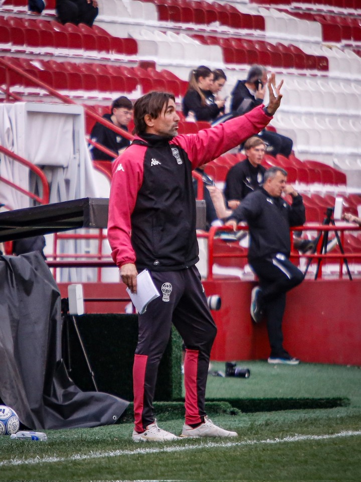 Diego Martinez, DT del Globo (Foto: Prensa Huracán).