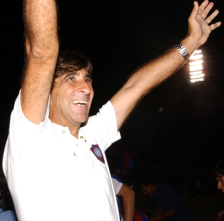 Costas festeja el título de campeón en el Clausura 2005 con Cerro Porteño.