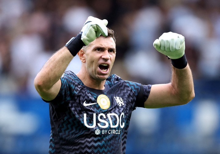 Dibu festejó en su debut con Chelsea (Reuters/John Sibley).