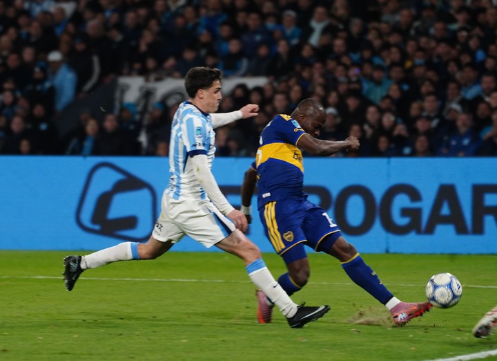 Valencia frente a Cambeses (Marcelo Carroll).