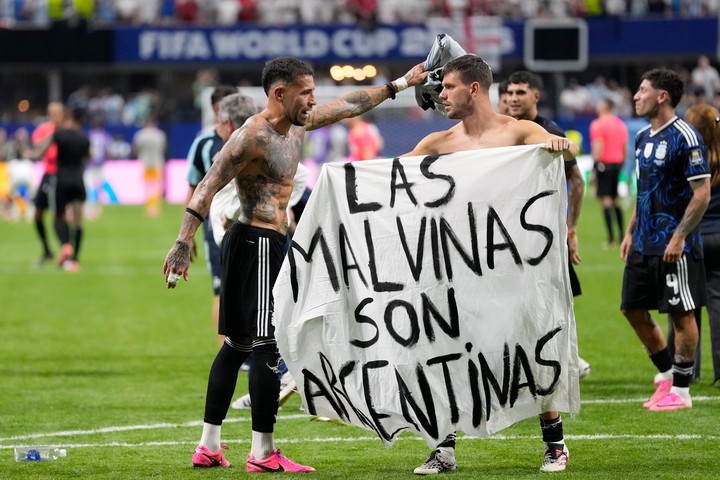 La bandera de Malvinas vs. Inglaterra (AP Photo/Rebecca Blackwell).