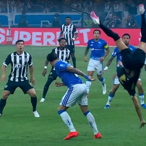 Video: voló por el aire y debió dejar la cancha
