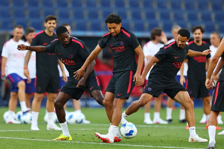 Dembélé junto a Marquinhos en la previa a la Supercopa de Europa. (EFE/EPA/ANNA SZILAGYI)