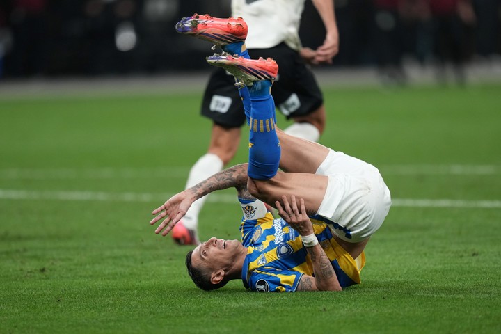 Di María cae al piso.