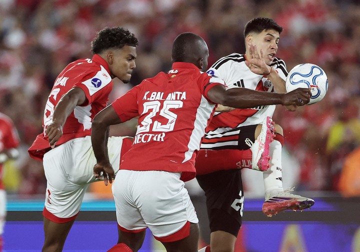 Kevin Balanta ante Tomás Galván. REUTERS.