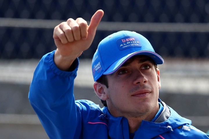 Franco Colapinto saludando durante el desfile de pilotos (Reuters).