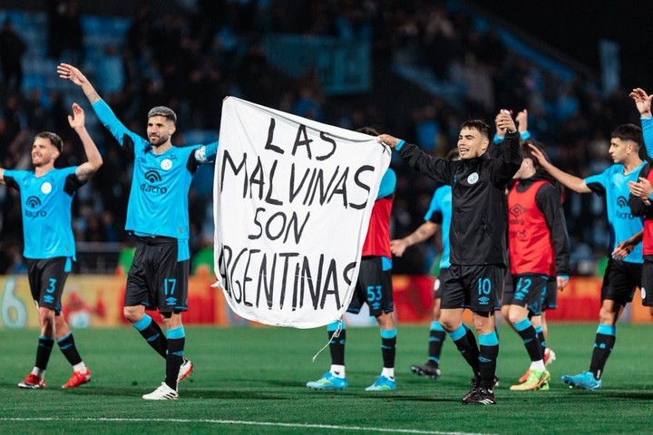 Jugadores de Belgrano con la bandera que hace referencia a Las Malvinas.