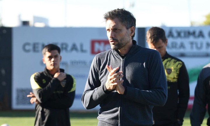 Es presidente de Recoleta, tiene 52 años y espera autorización para ser refuerzo vs. Boca en la Sudamericana