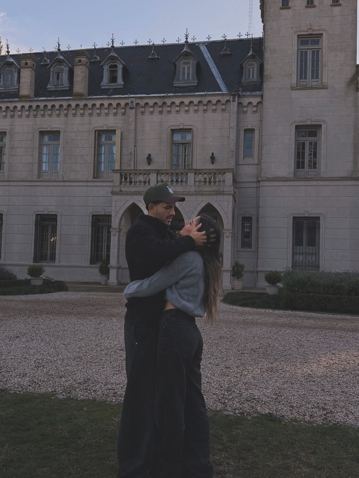 Paredes y Camila Galente, en una estancia.