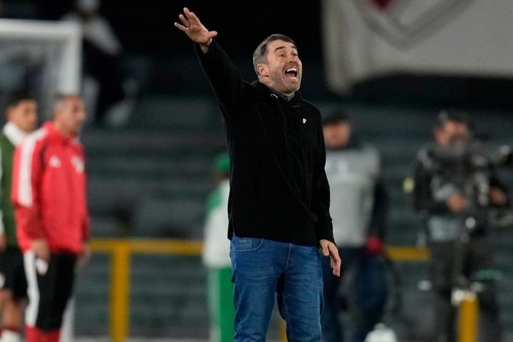 Coudet se cruzó con Borré (AP Photo/Fernando Vergara).