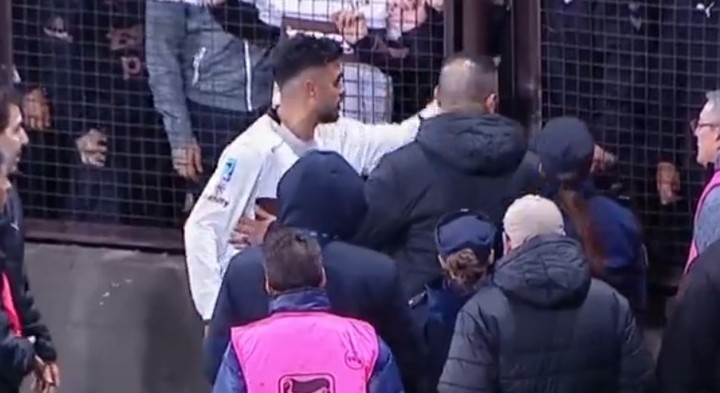 Nacho Vázquez frente a los hinchas de Platense.
