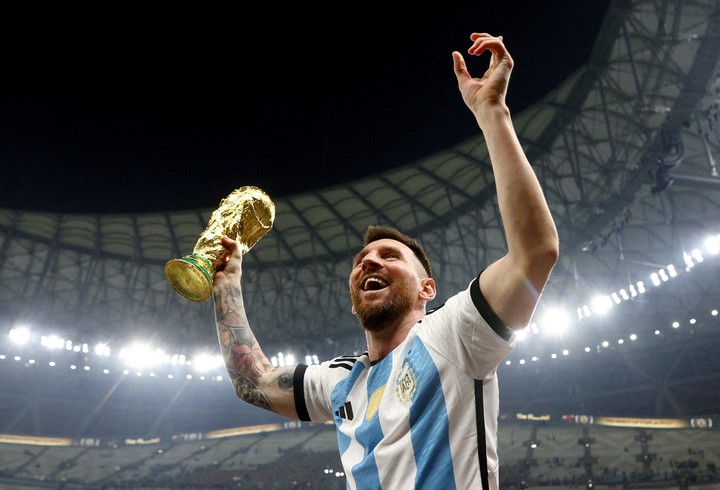 Messi con la Copa del Mundo en Qatar. REUTERS/Hannah Mckay/File Photo