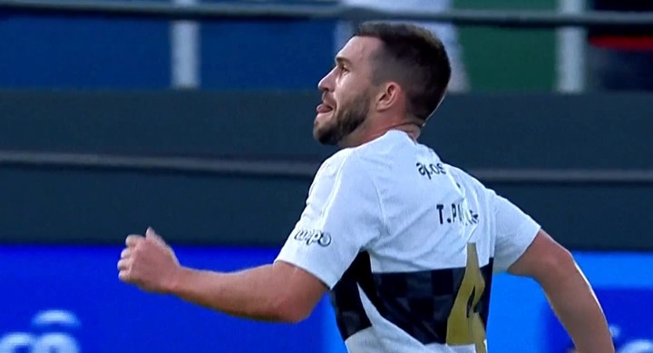El festejo de Tim Payne en su primer gol en Olimpia de Paraguay.