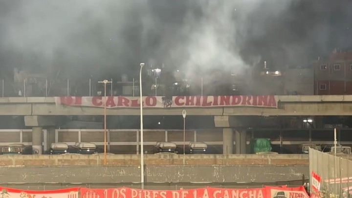 "Di Carlo Chilindrina", la bandera que apareció cerca de la cancha de Barracas (Foto: X @InfoCanaya).
