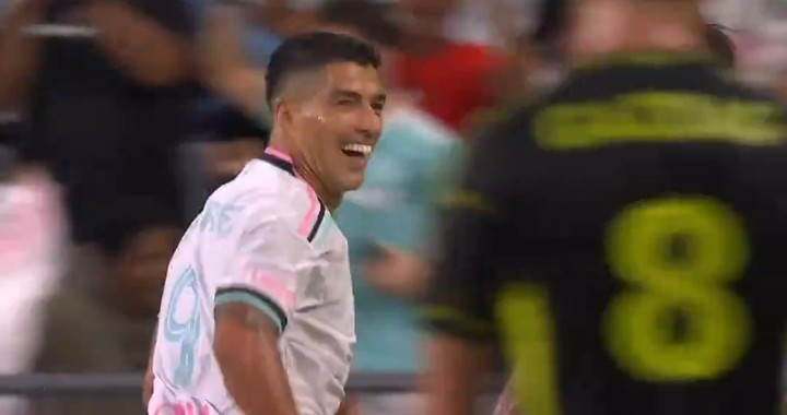 El golazo de Suárez y la reacción de Messi.