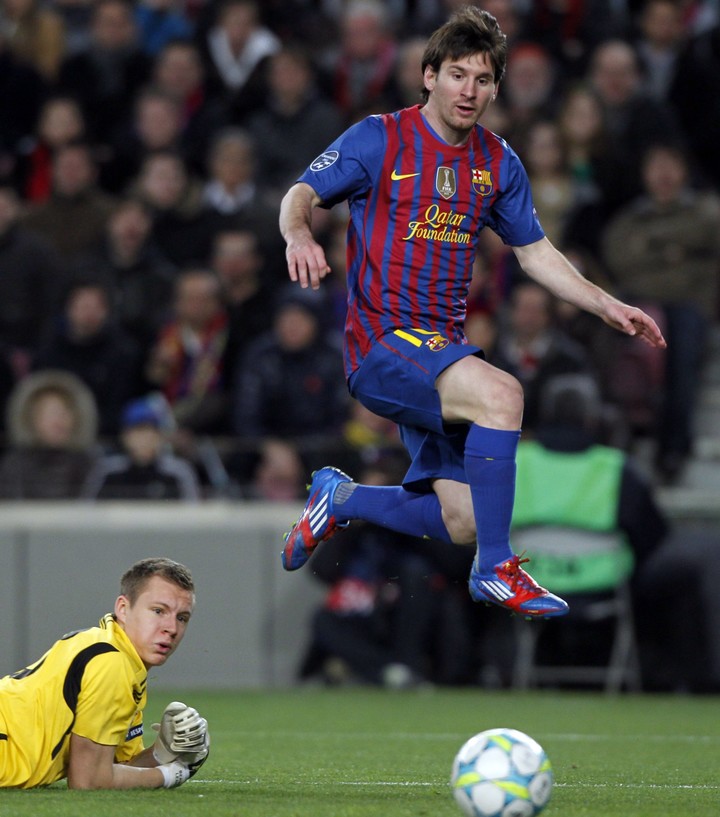 Barcelona's Lionel Messi (R) scores his fourth goal past Bayer Leverkusen's goalkeeper Bernd Leno during their Champions League last 16 second leg soccer match at Nou Camp stadium in Barcelona March 7, 2012. REUTERS/Albert Gea (SPAIN - Tags: SPORT SOCCER) barcelona españa lionel messi futbol champion league liga de campeones futbol futbolistas barcelona bayern leverkusen
