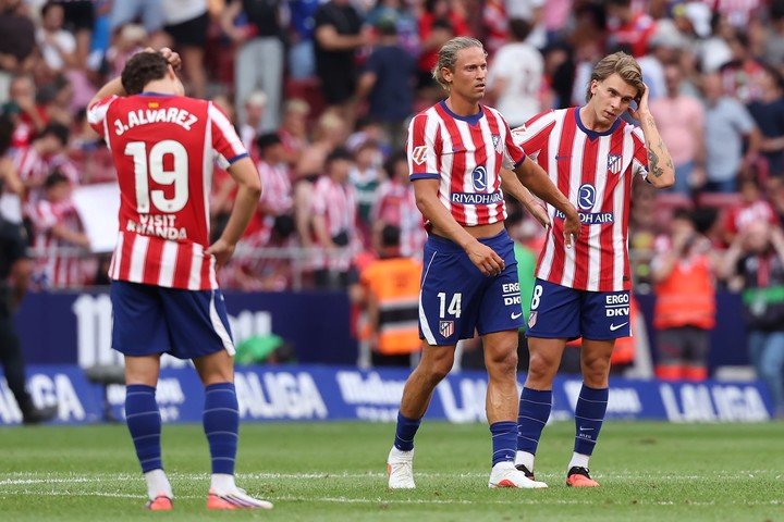 Julián Álvarez y sus compañeros del Atlético de Madrid. EFE/Kiko Huesca