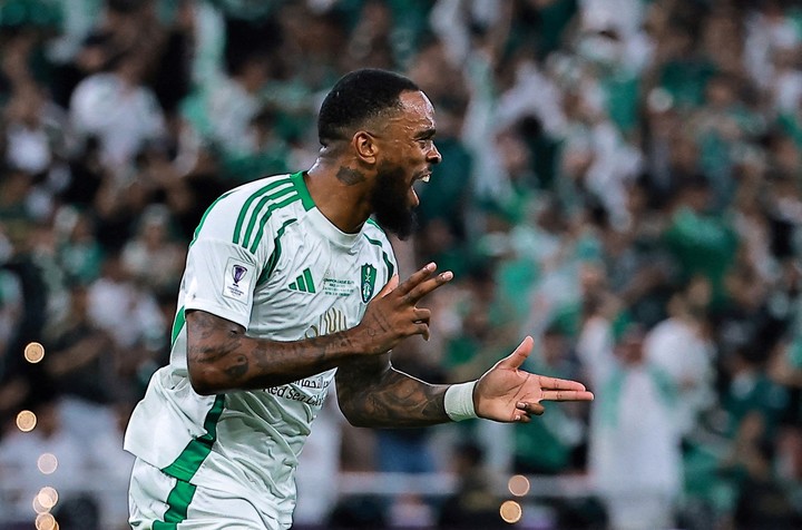Ivan Toney, de las figuras en Al-Ahli.