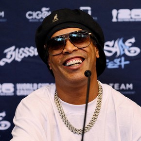 Ronaldinho se mete en la pelea por adquirir el equipo de básquet del Monaco con una oferta millonaria