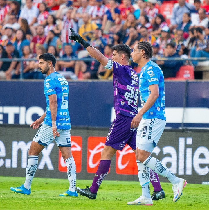 El arquero Carlos Moreno festeja el gol para Pachuca.