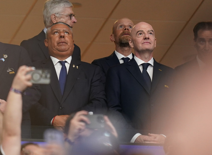 Claudio Tapia, al lado de Infantino, el día del Argentina vs Inglaterra en el Mundial 2026 (Juano Tesone).