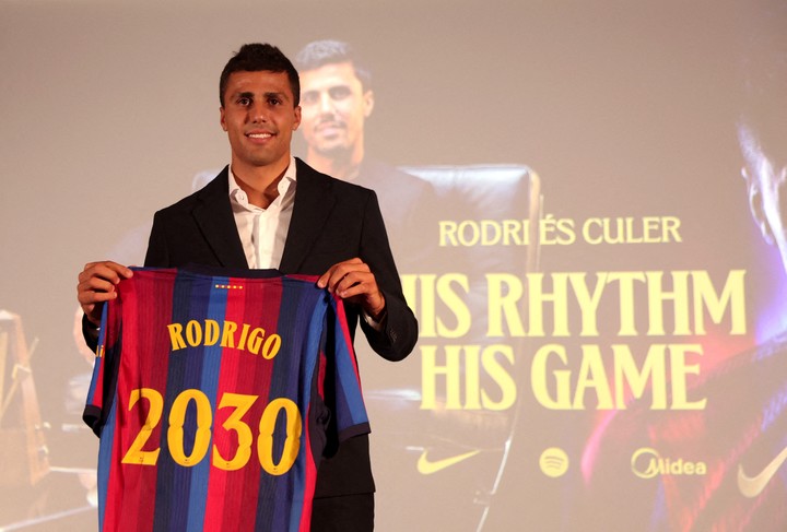 Rodri en su presentación como nuevo jugador del Barcelona. (REUTERS)