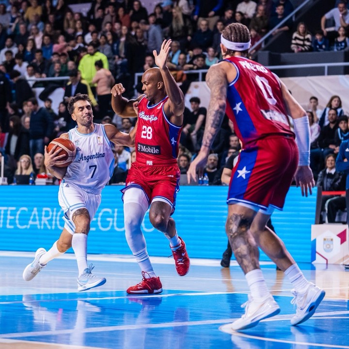 Facundo Campazzo aguanta la marca de Ismael Romero.
(Prensa CAB).