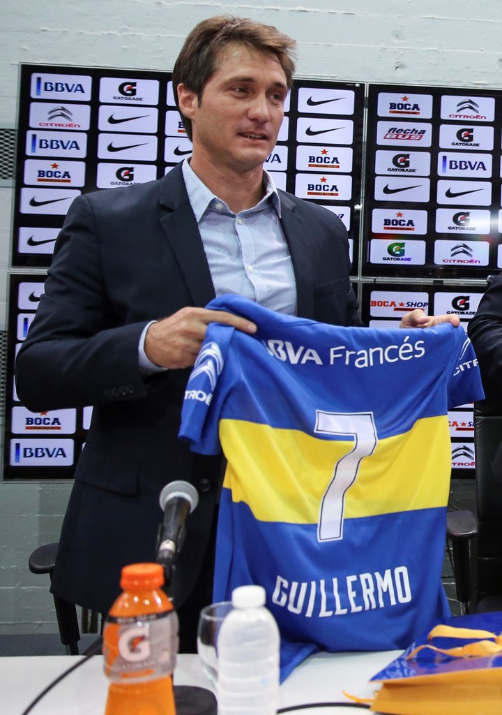 Guillermo Barros Schelotto posa con la camiseta de Boca durante su presentación como nuevo entrenador del equipo tras la salida de Rodolfo Arruabarrena. (EFE/David Fernández)
