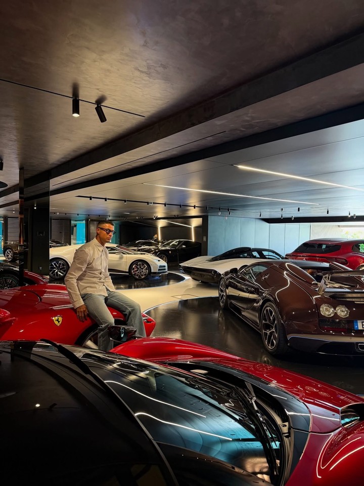 Cristiano Ronaldo y su colección de autos.