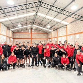 El plantel de Chacarita recibió a un pastor para evitar el descenso