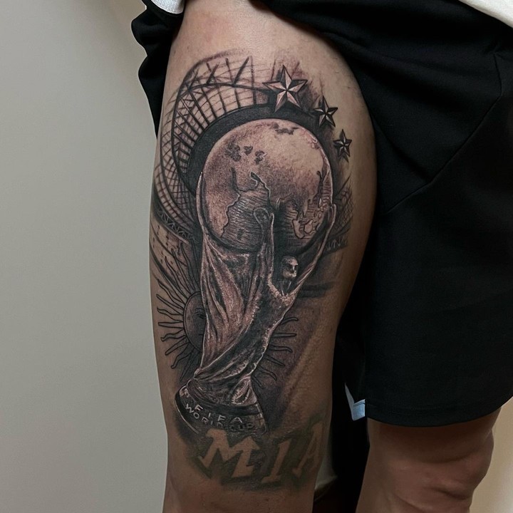 Di María muestra el tatuaje de su pierna derecha: el trofeo de la copa del mundo que ganó en Qatar.