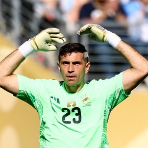 Siguen las negociaciones entre Aston Villa y Juventus por Dibu Martínez