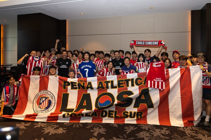 El Cholo Simeone con la peña del Atlético en Corea del Sur. @Atleti